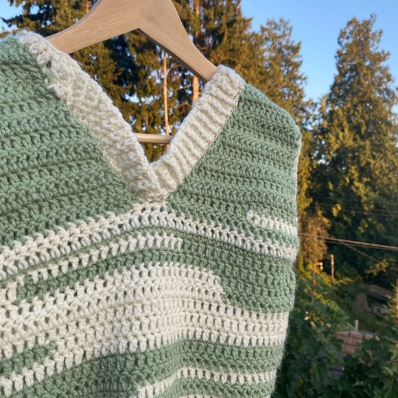 Emma chamberlin inspired crochet sweater vest - Picture 2 of 4